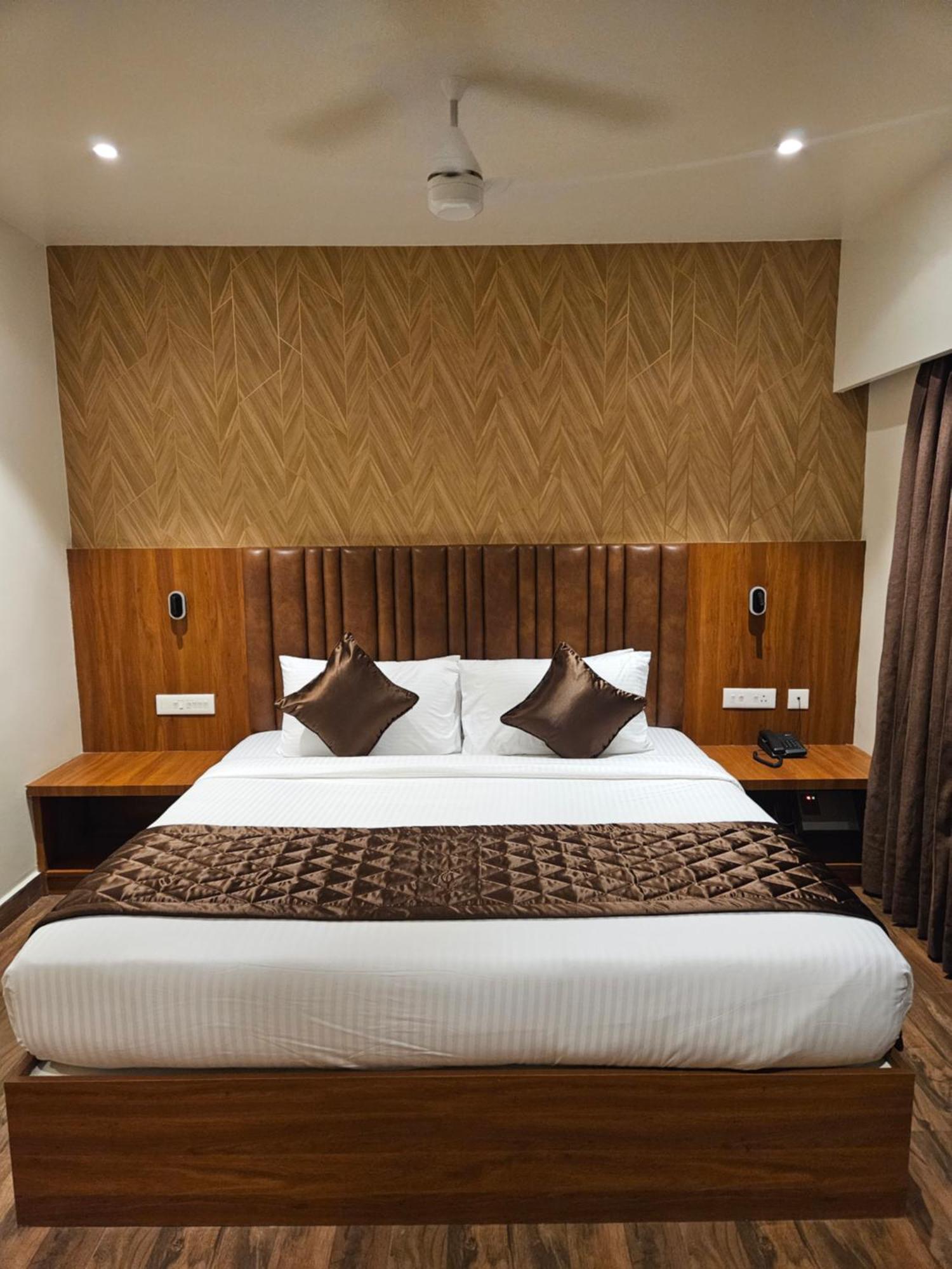 Hotel Pl Grand Karaikkudi Bagian luar foto