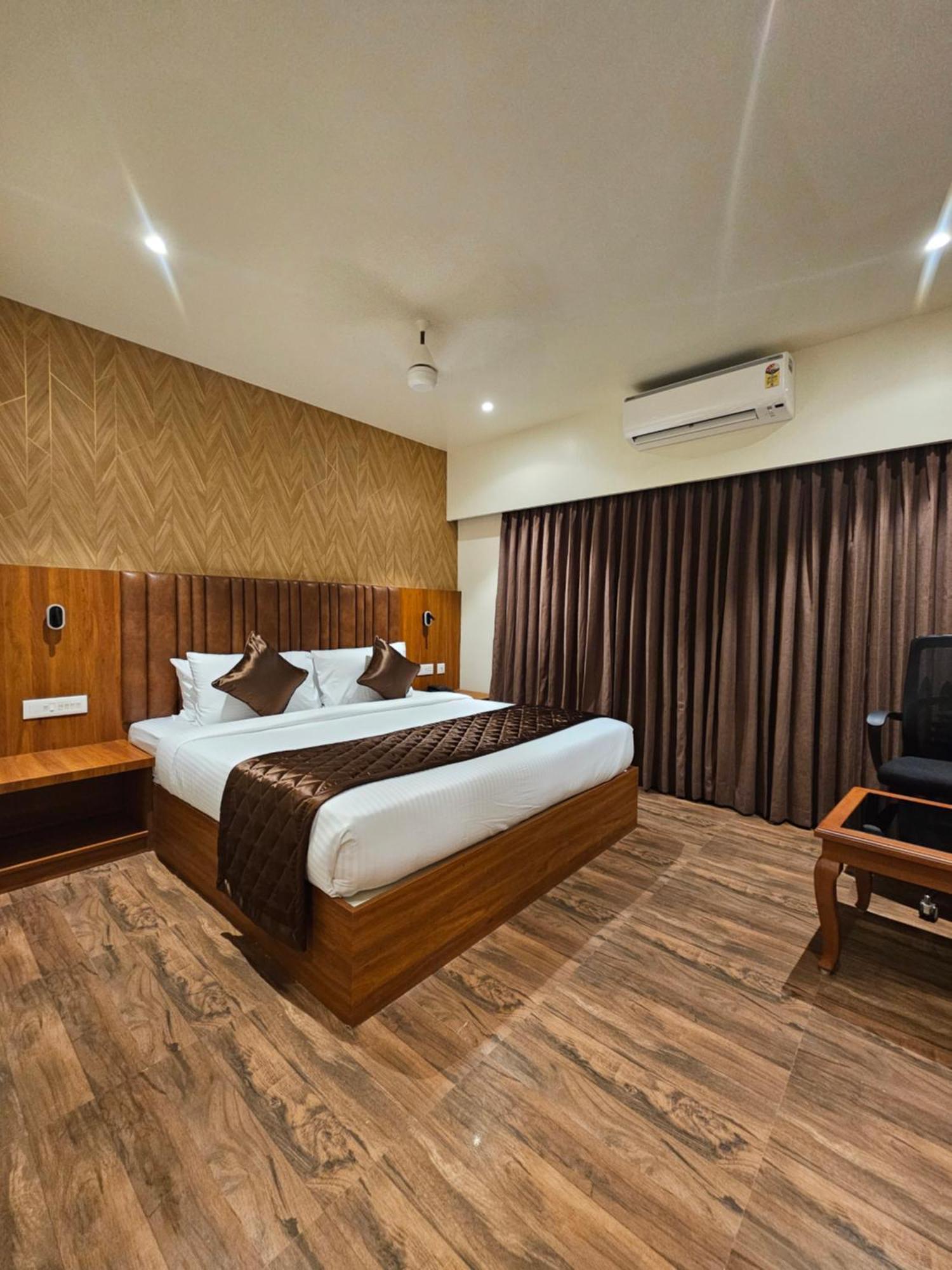 Hotel Pl Grand Karaikkudi Bagian luar foto
