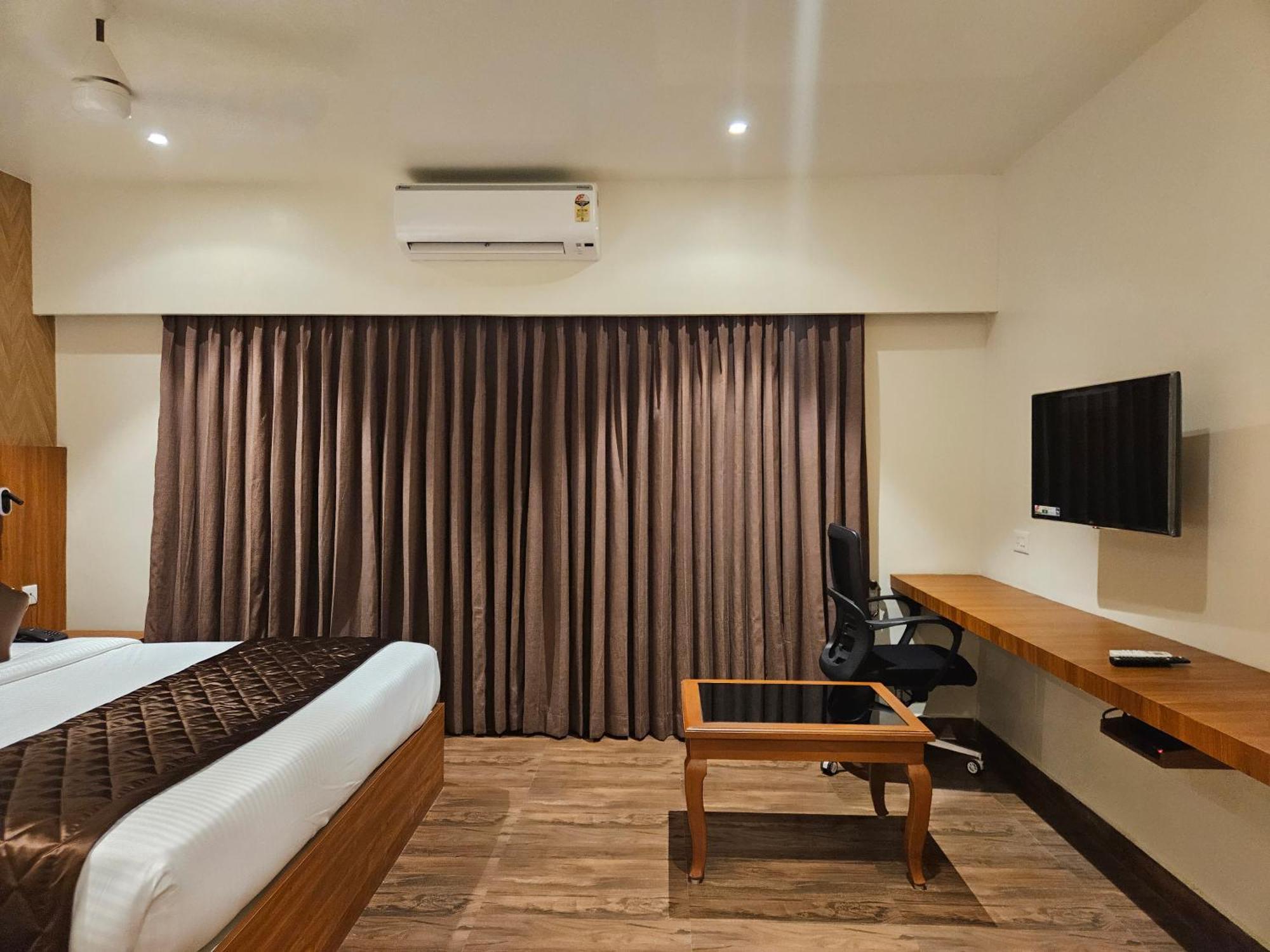 Hotel Pl Grand Karaikkudi Bagian luar foto
