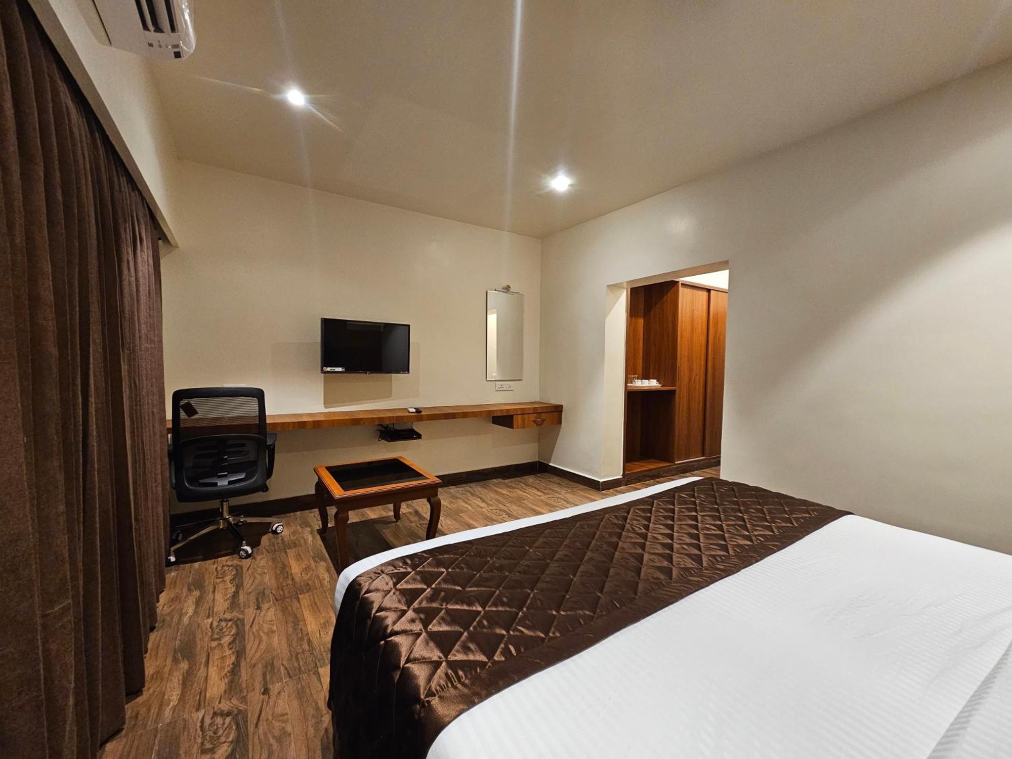Hotel Pl Grand Karaikkudi Bagian luar foto