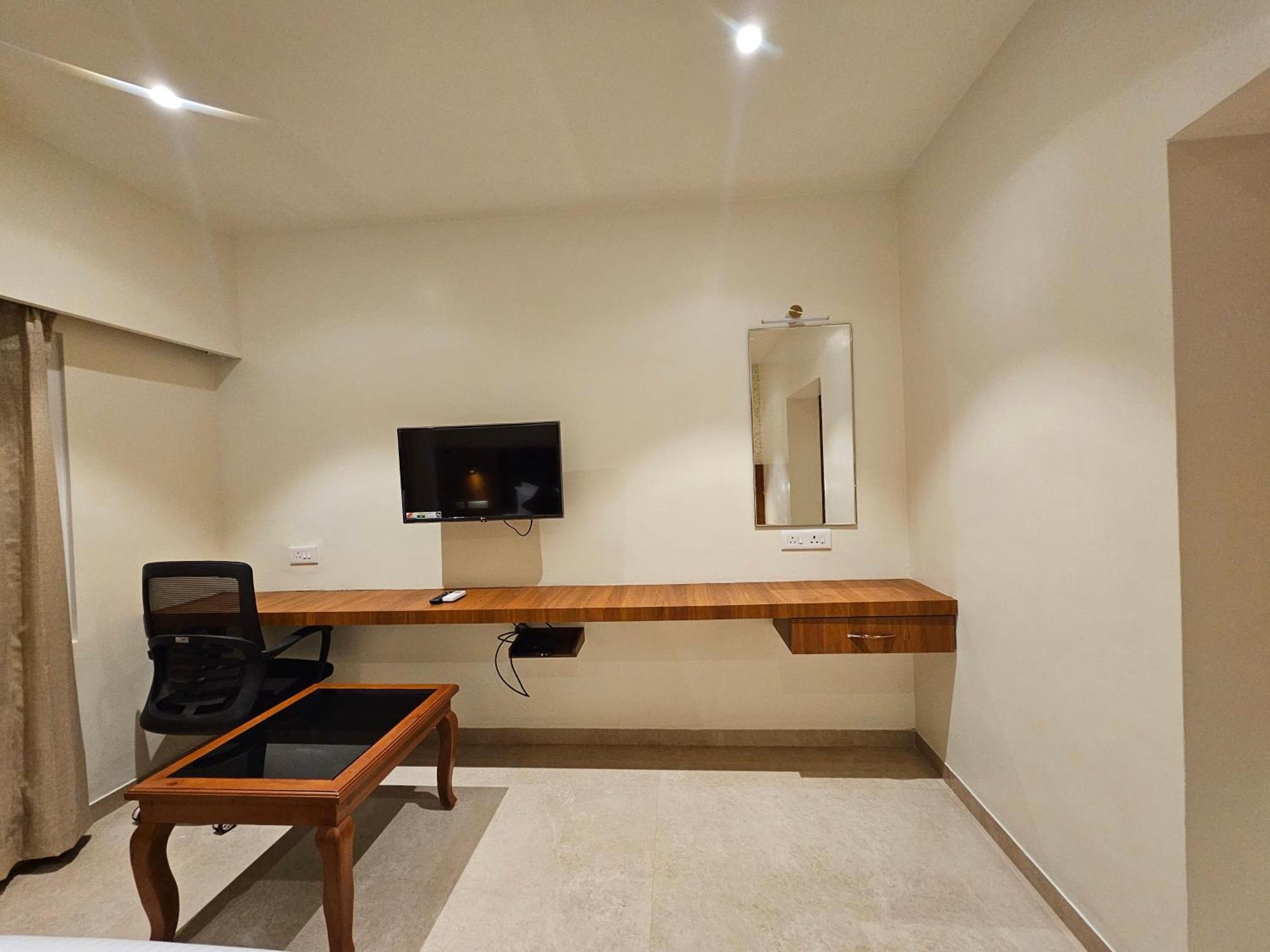 Hotel Pl Grand Karaikkudi Bagian luar foto