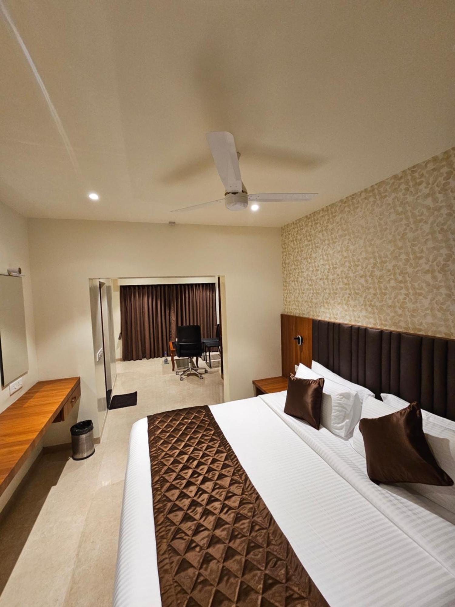 Hotel Pl Grand Karaikkudi Bagian luar foto