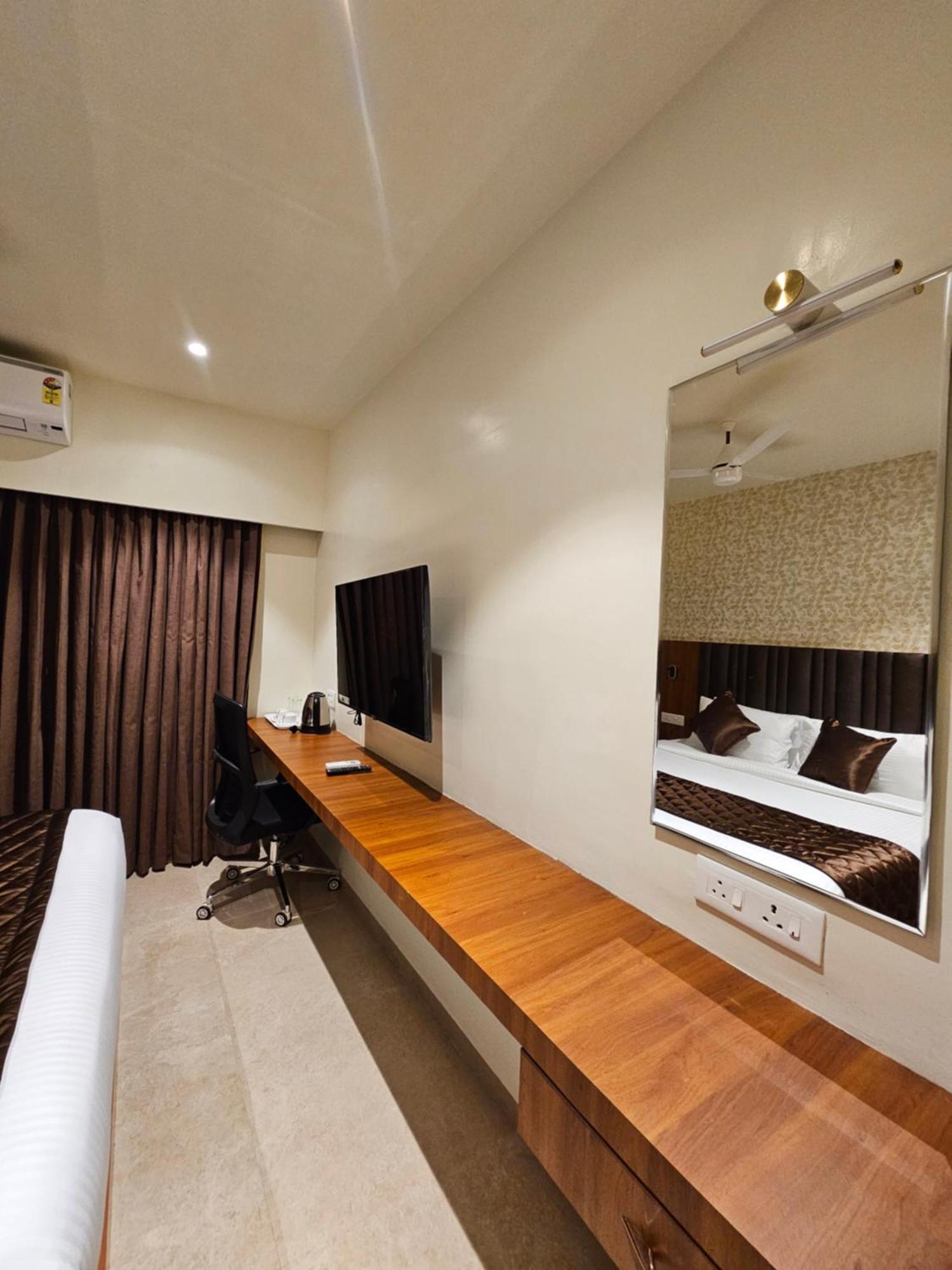 Hotel Pl Grand Karaikkudi Bagian luar foto