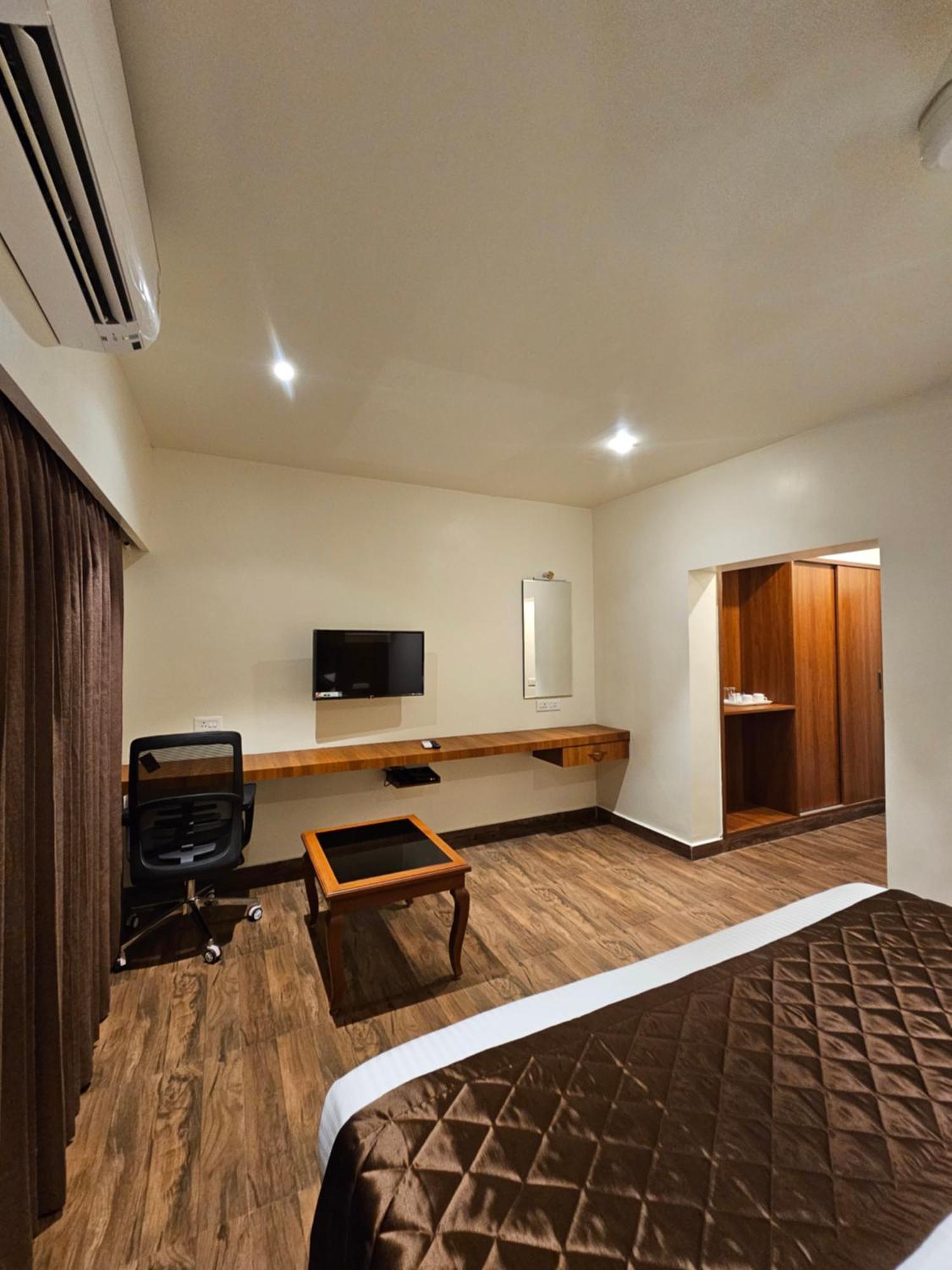 Hotel Pl Grand Karaikkudi Bagian luar foto