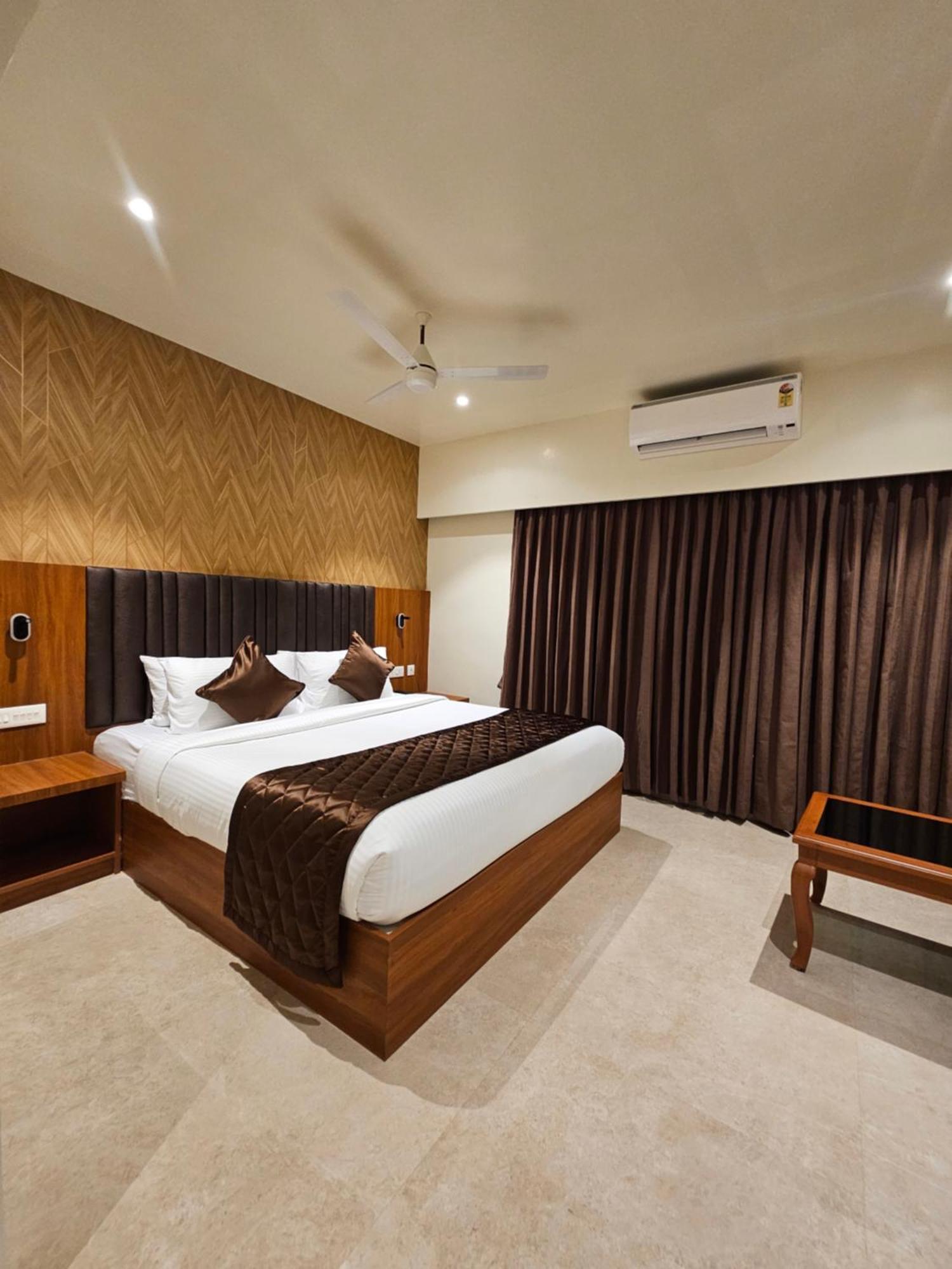 Hotel Pl Grand Karaikkudi Bagian luar foto