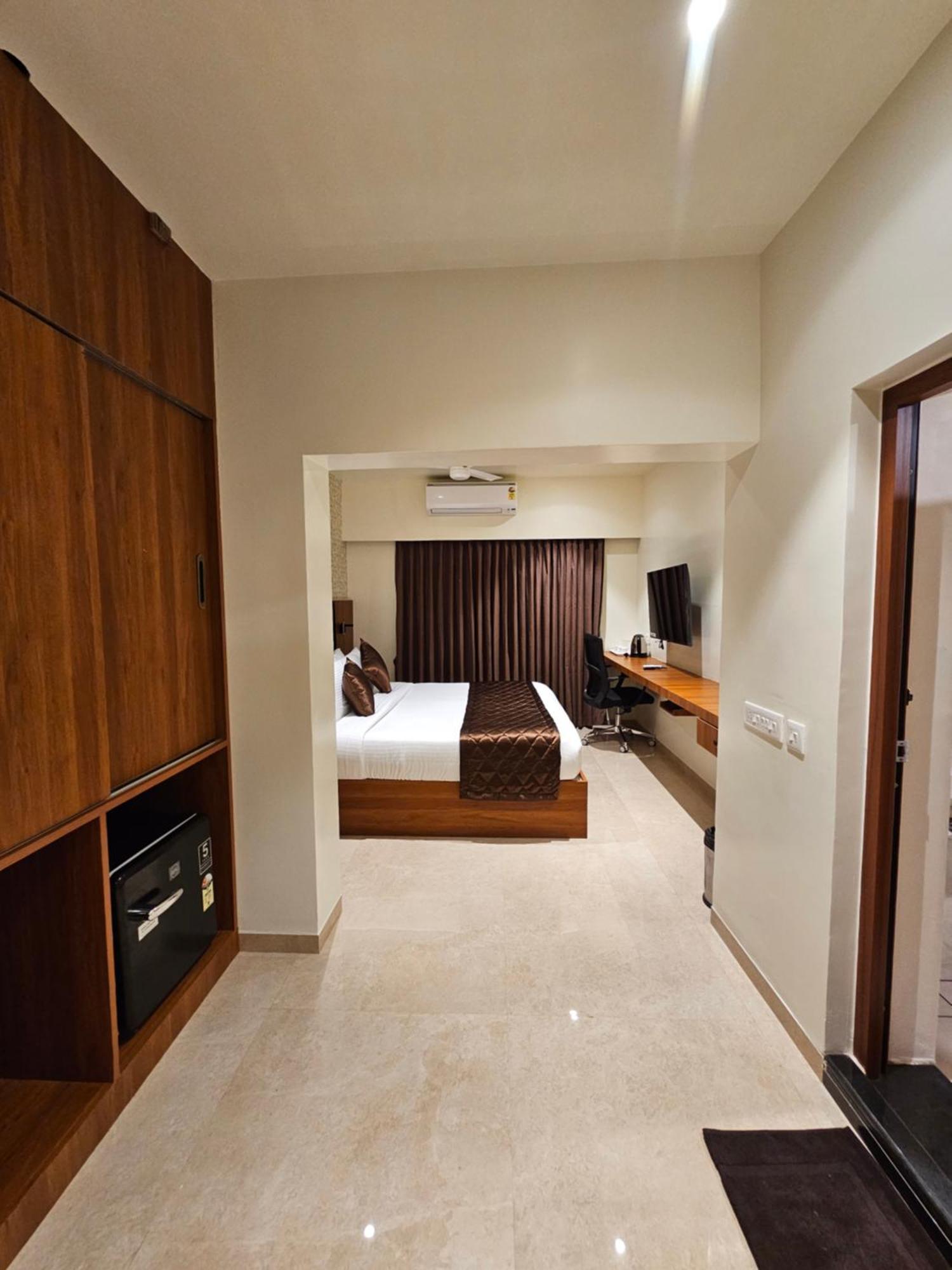 Hotel Pl Grand Karaikkudi Bagian luar foto