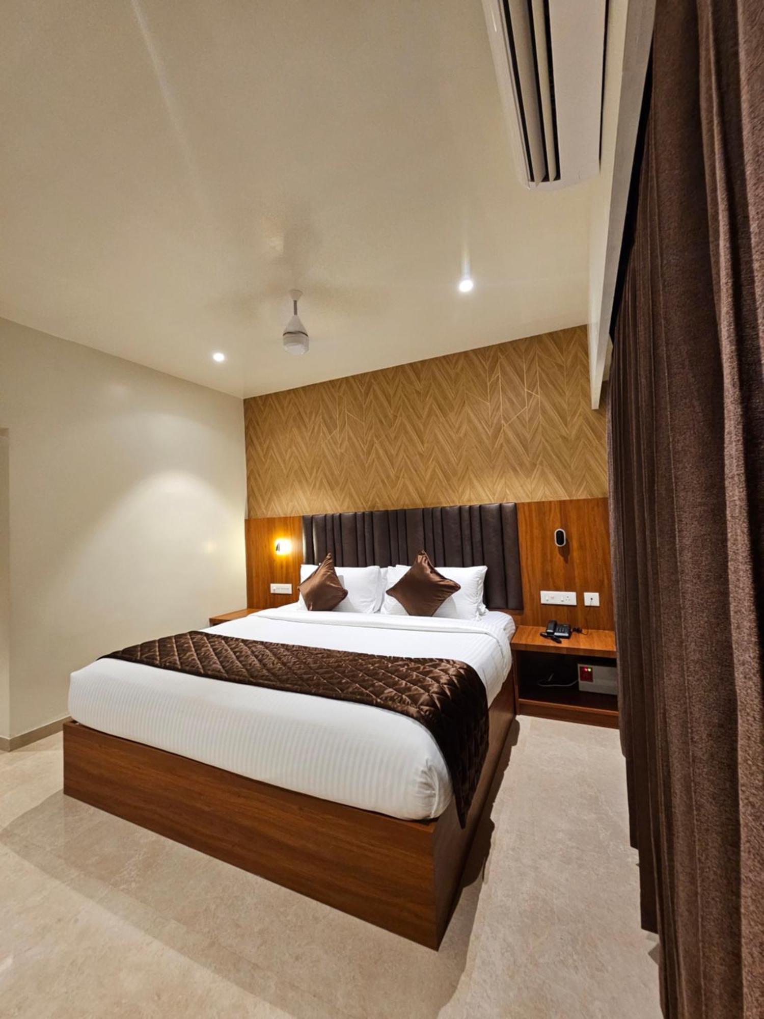 Hotel Pl Grand Karaikkudi Bagian luar foto