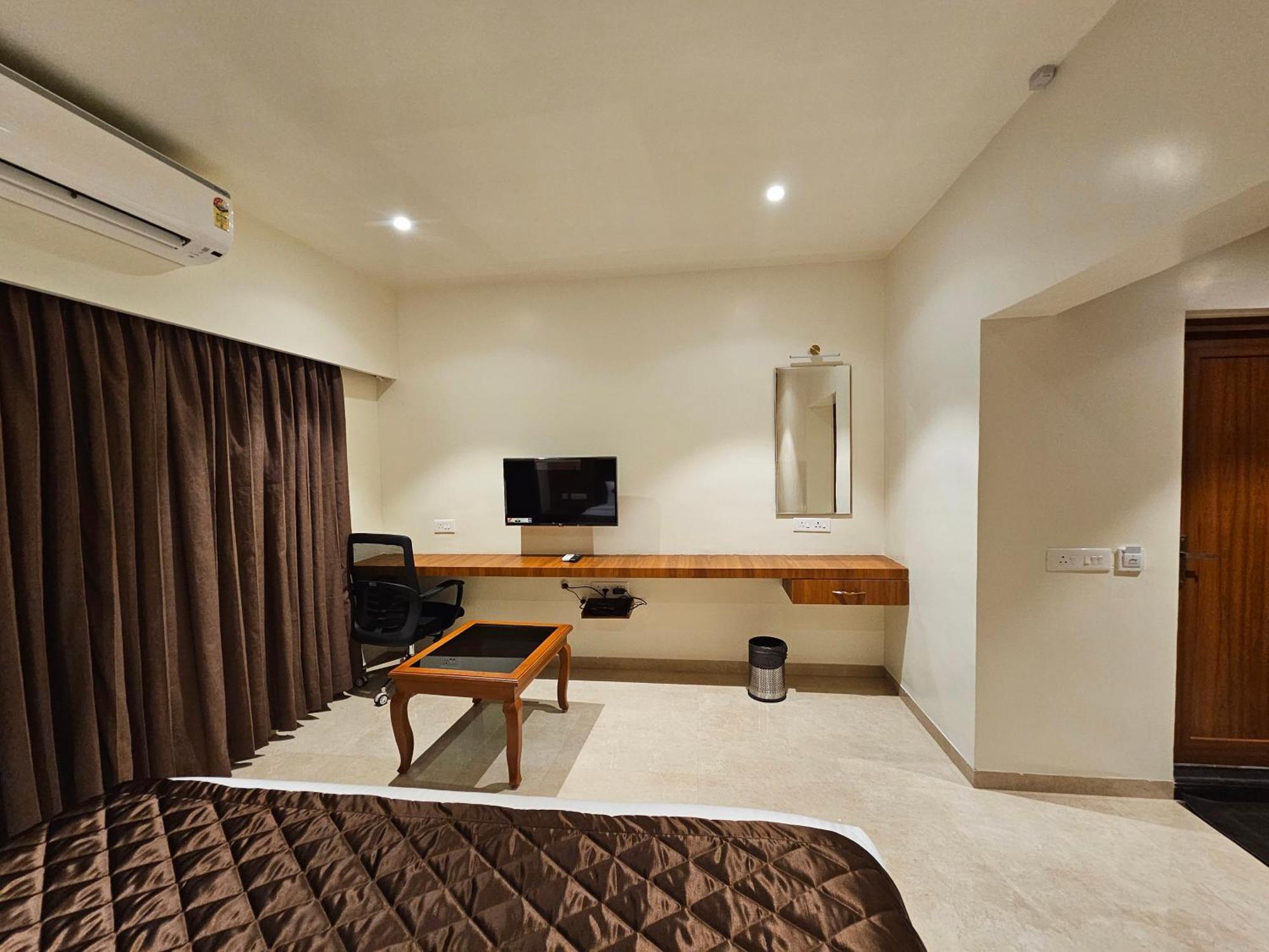 Hotel Pl Grand Karaikkudi Bagian luar foto
