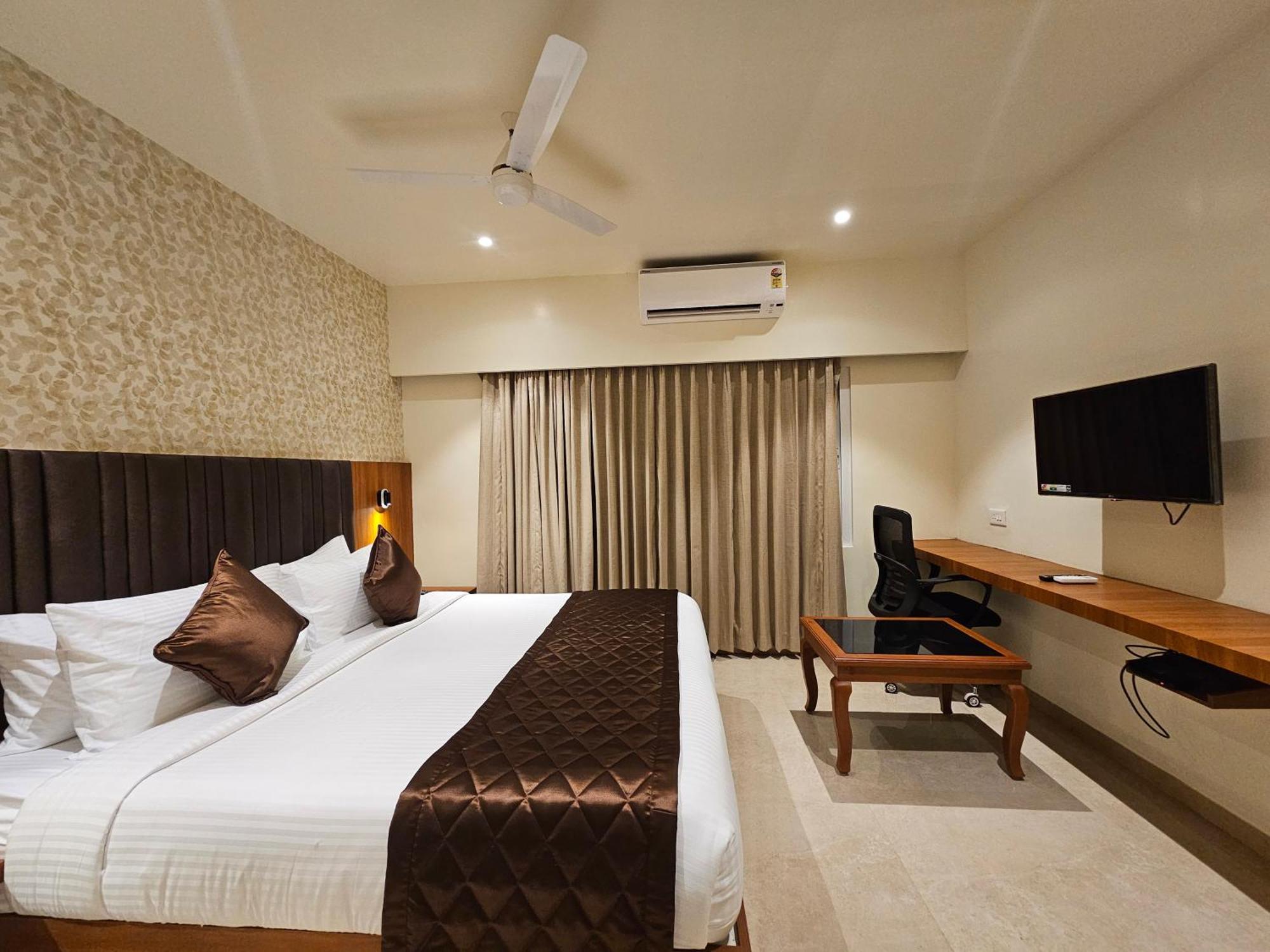 Hotel Pl Grand Karaikkudi Bagian luar foto