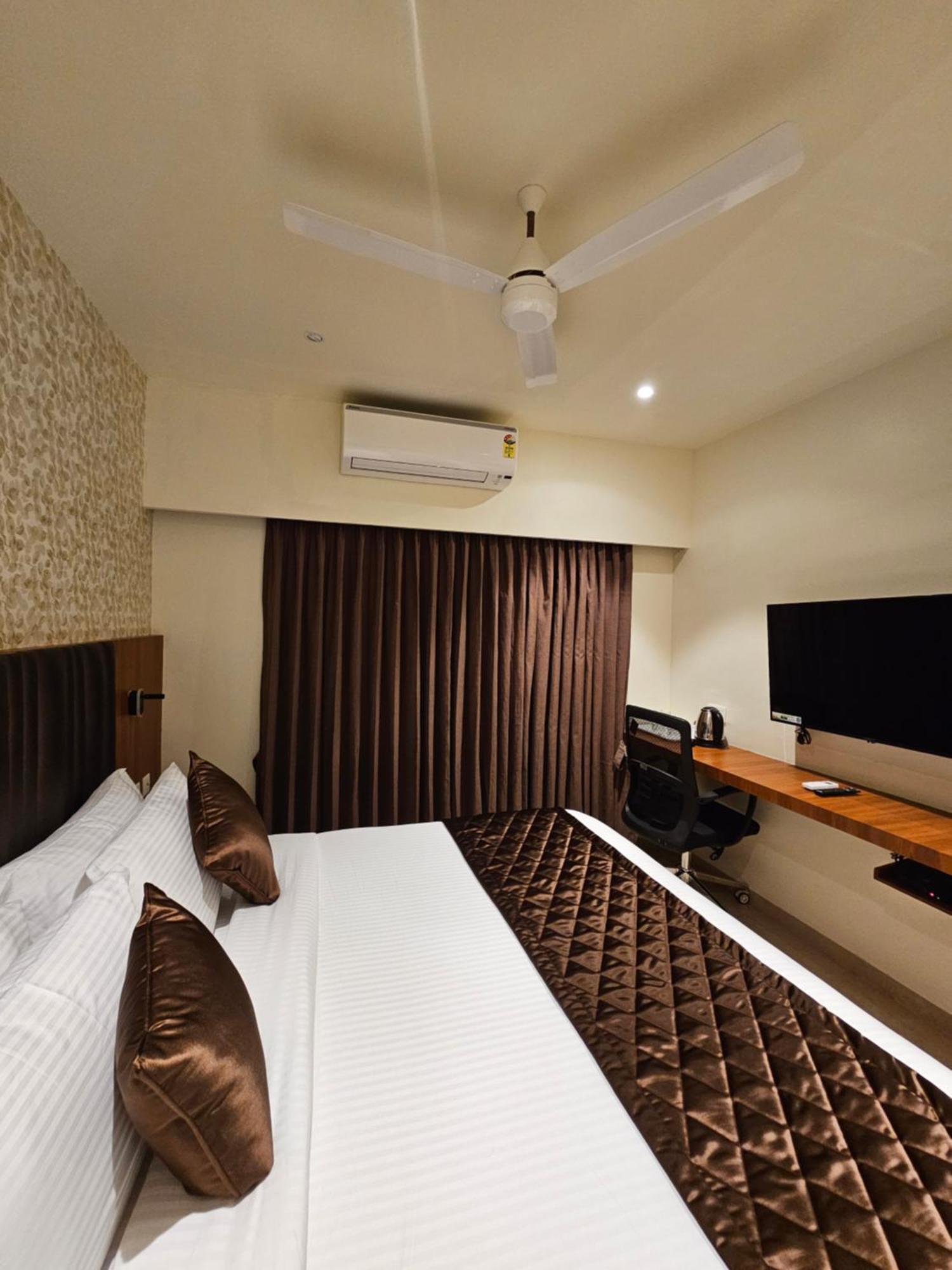 Hotel Pl Grand Karaikkudi Bagian luar foto