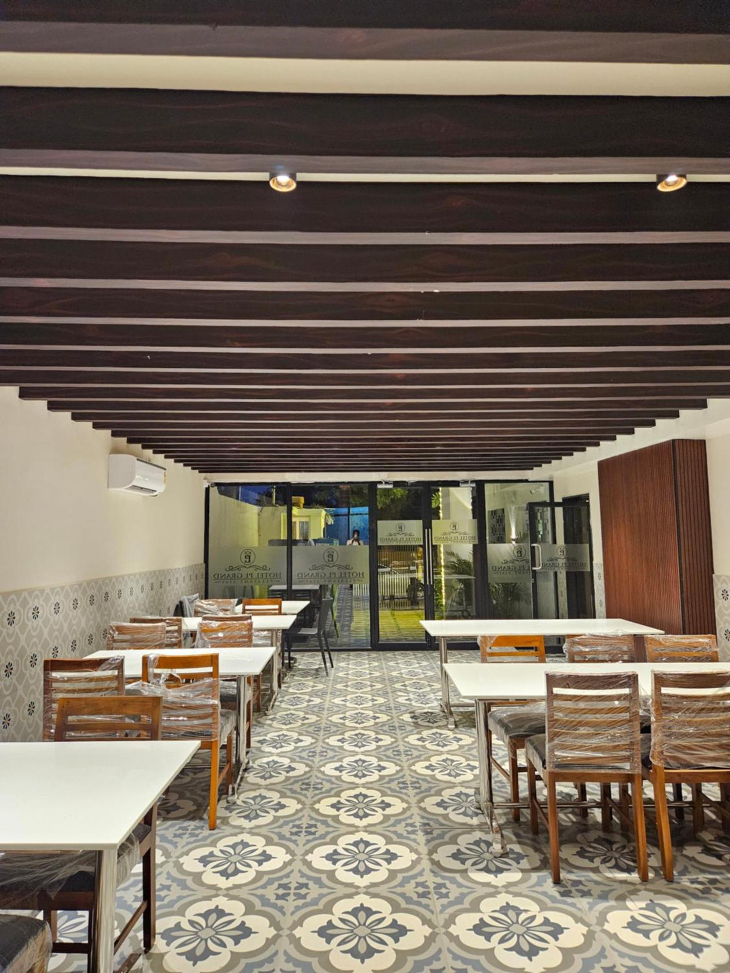 Hotel Pl Grand Karaikkudi Bagian luar foto