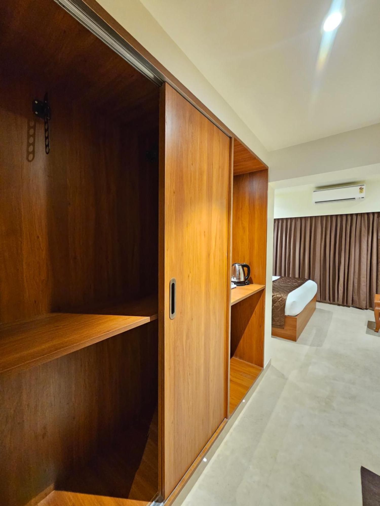 Hotel Pl Grand Karaikkudi Bagian luar foto