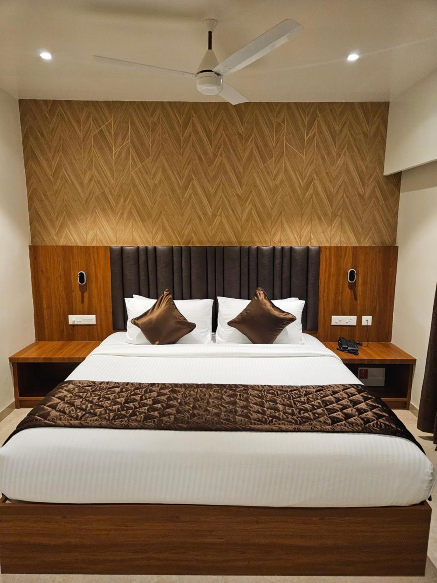 Hotel Pl Grand Karaikkudi Bagian luar foto